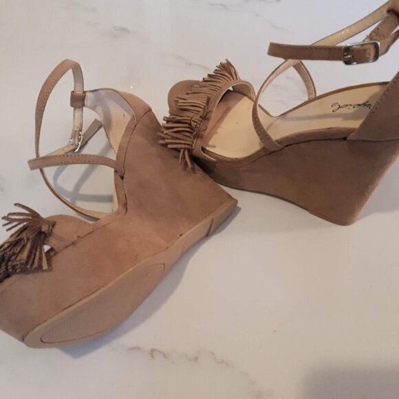 EUC Qupid nude suede strappy wedge platform sandal, 6 - Picture 6 of 7